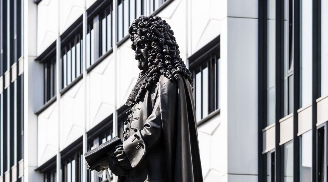 Leibniz-Denkmal auf dem Hauptcampus der Universität Leipzig vor dem Seminargebäude