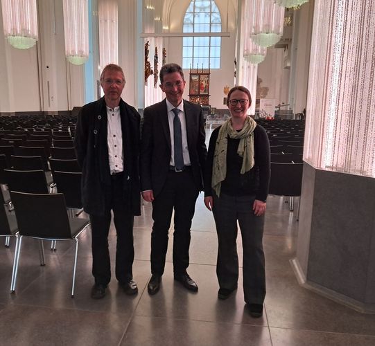 Gruppenfoto von Dr. h.c. Christian Lehnert, Prof. Dr. Alexander Deeg und PD Dr. Simone Ziermann,