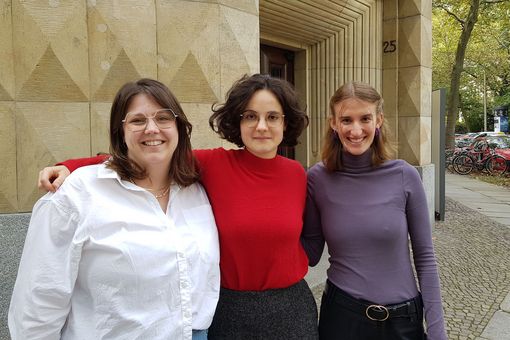 Kathrin Väterlein, Luise Maidowski und Anna Trende vor dem Gebäude der Theologischen Fakultät