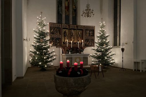 Spätgotischer Altar und Chorbild von Michael Triegel in der Kirche St. Johannis, Plauen (Foto: Ulrike Weyer)