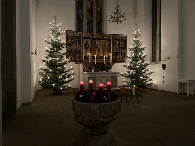 Spätgotischer Altar und Chorbild von Michael Triegel in der Kirche St. Johannis, Plauen (Foto: Ulrike Weyer)