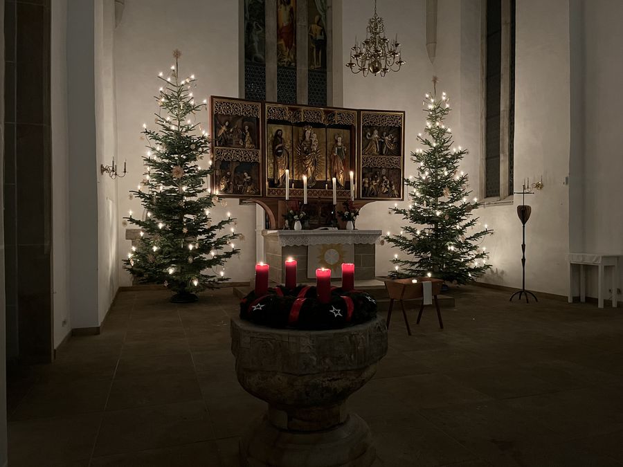 zur Vergrößerungsansicht des Bildes: Spätgotischer Altar und Chorbild von Michael Triegel in der Kirche St. Johannis, Plauen (Foto: Ulrike Weyer)