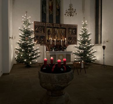 Spätgotischer Altar und Chorbild von Michael Triegel in der Kirche St. Johannis, Plauen (Foto: Ulrike Weyer)