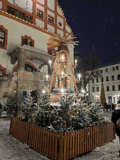 zur Vergrößerungsansicht des Bildes: Weihnachtspyramide in Plauen (Foto: Ulrike Weyer)