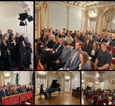 Foto: Collage mit Bildern der Graduiertenfeier: Pianistin am Flügel; Publikum auf roten Samtstühlen im Alten Senatssaal der Universität Leipzig. Dieser hat helle Wände ist ist durch große Spiegelflächen, vergoldete Stuckkaturen und einen Kronleuchter repräsentativ gestaltet.