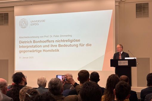 Prof. Dr. Peter Zimmerling steht auf der Bühne und hält seine Abschiedsvorlesung