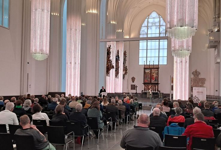 Blick in den Raum der Veranstaltung 